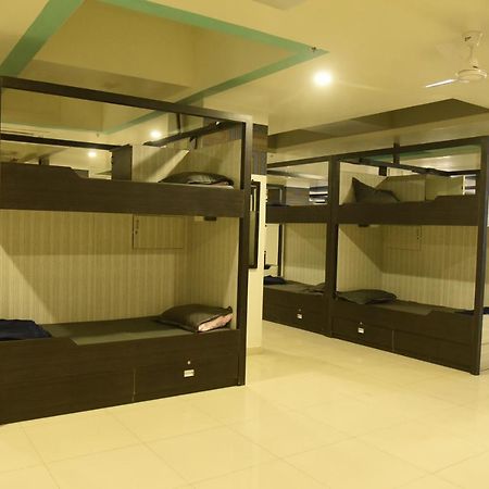 In & Out Dormitory Ahmedabad Exterior photo