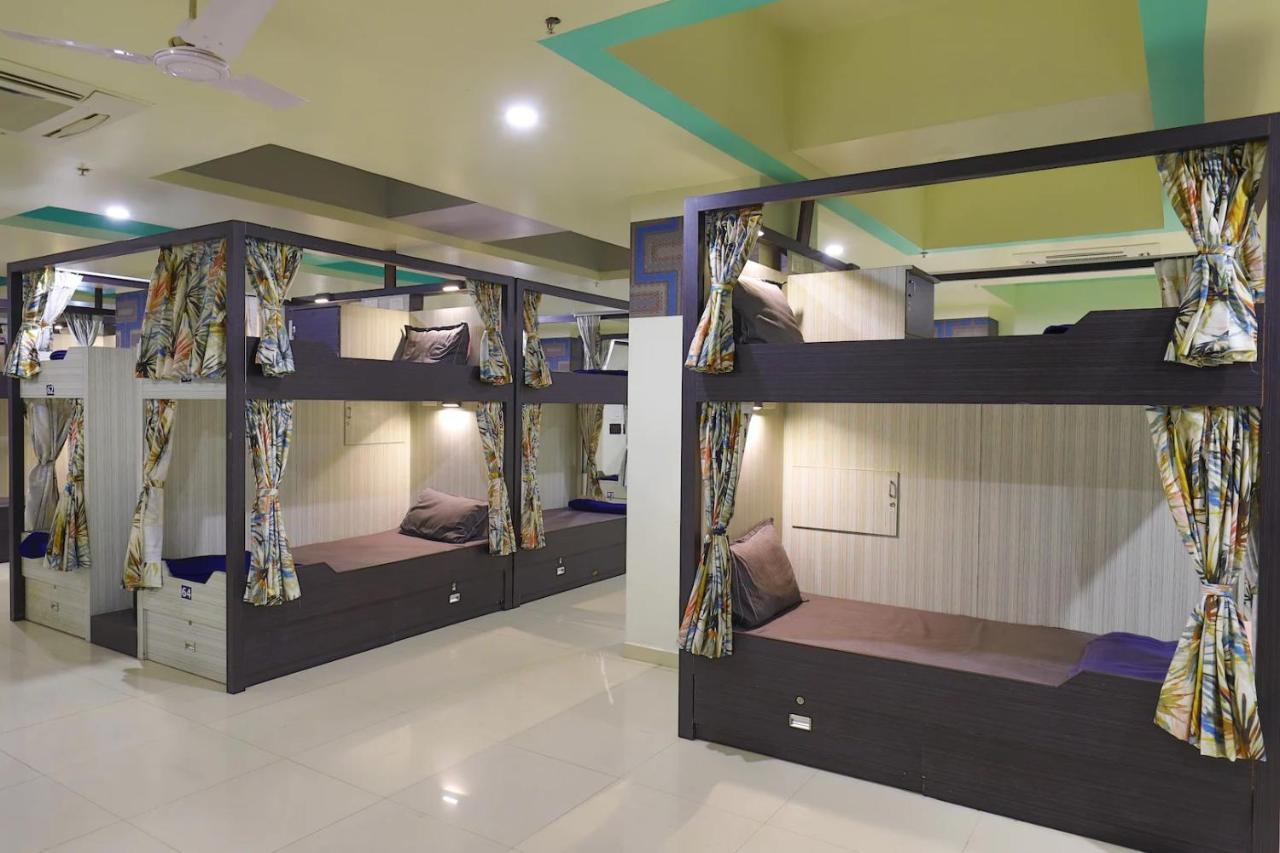 In & Out Dormitory Ahmedabad Exterior photo