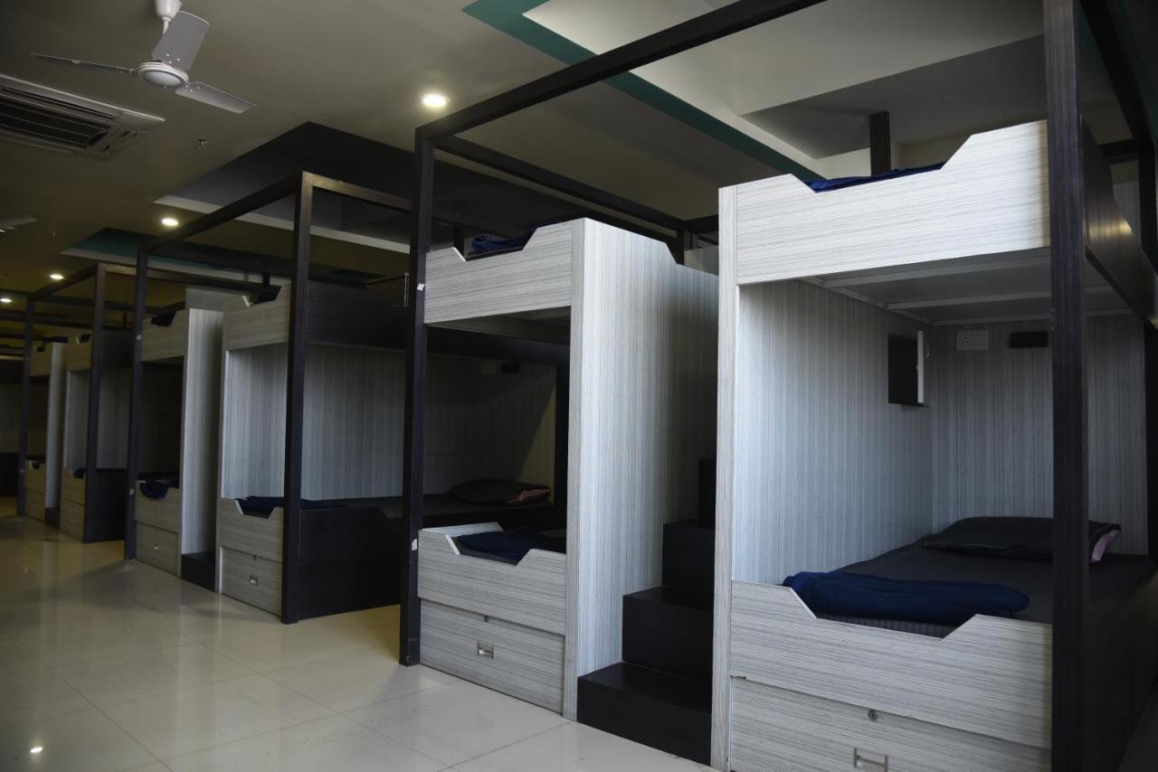 In & Out Dormitory Ahmedabad Exterior photo