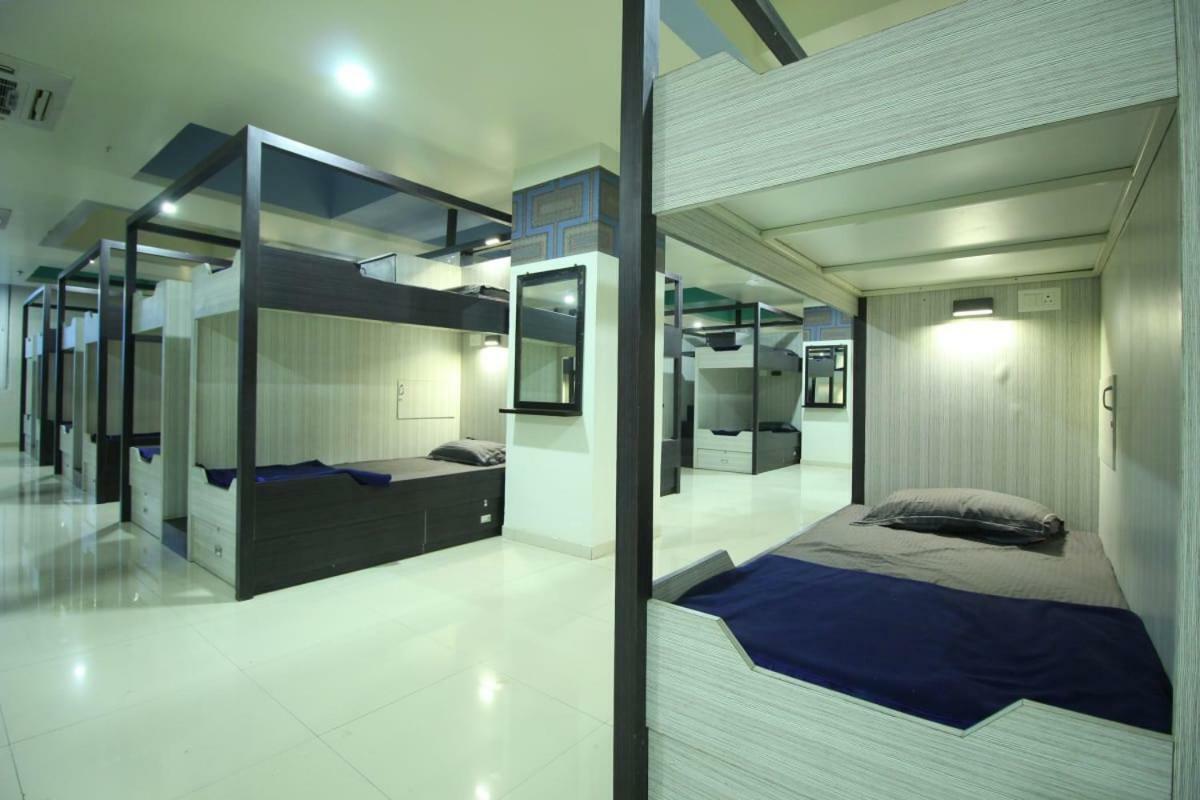 In & Out Dormitory Ahmedabad Exterior photo