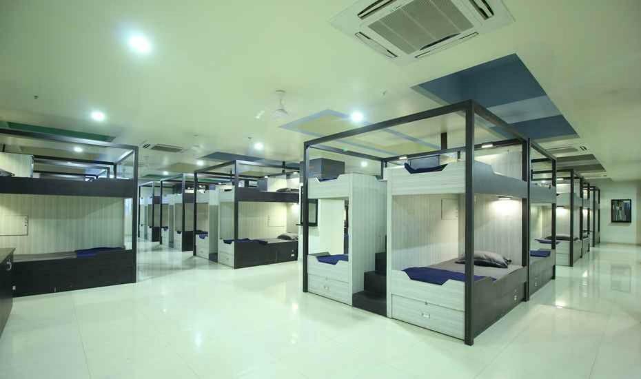 In & Out Dormitory Ahmedabad Exterior photo